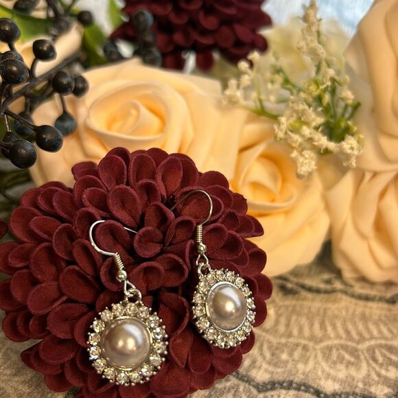 🐝Faux Pearl Earrings - Picture 1 of 4